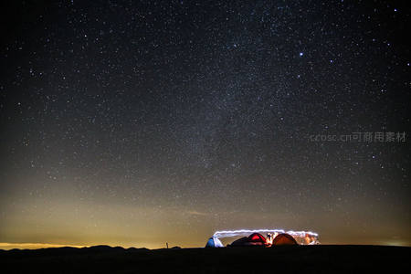 星空下的露营帐篷与闪电奇观