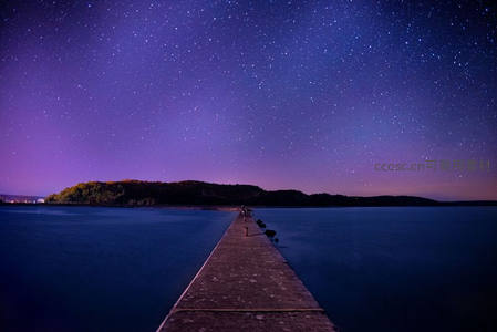 星光璀璨的湖畔长堤夜色