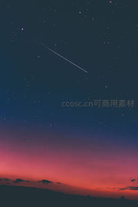 流星划过，暮色苍穹中的瞬间奇迹
