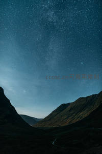 星河倾泻山谷间，夜空如幕静谧深邃