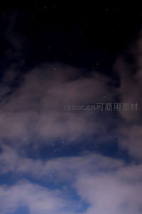 云层缝隙透星光，夜空朦胧诗意浓