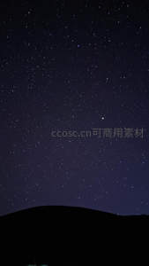 星海无垠覆山脊，夜空纯净如墨染