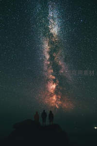 三人仰望银河垂落如星河瀑布