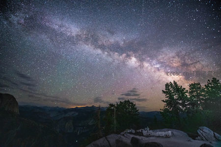 银河横跨山谷林木点缀夜空奇观