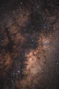 璀璨银河横跨夜空，星云密布如梦似幻