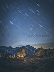星轨划过山巅，长曝光记录时光流转