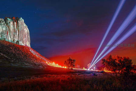 激光射向星空，红光峡谷如科幻舞台