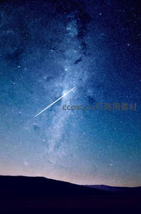 流星划破银河，沙漠夜空许愿瞬间