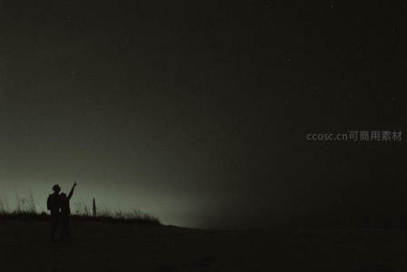 情侣仰望星空，沙滩剪影诉说浪漫