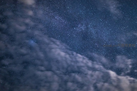 云海之上星河璀璨，夜空如画境