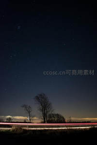 公路光轨穿越星夜