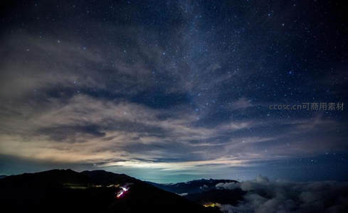 云海之上的星河奇观
