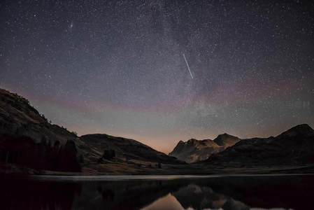 流星划过湖面倒映群山星河