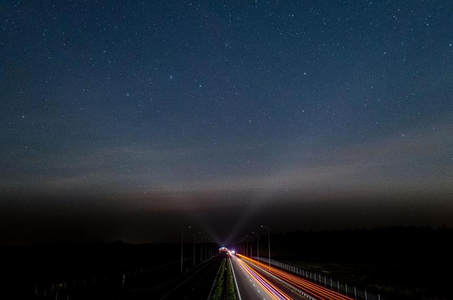 星轨下的高速公路车流如织