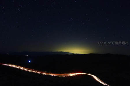 蜿蜒山路车灯成河，星夜之下光影流动