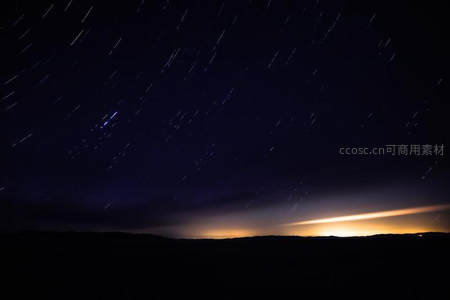 星轨划过夜空，远方地平线透出微光