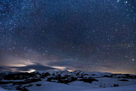 雪山之巅繁星满天，银河倾泻如梦似幻