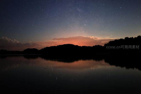 湖面倒映星河，晚霞余晖染红天际