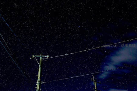电线杆刺破星海，城市边缘的寂静夜空