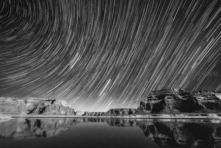 星轨划过峡谷夜空，倒影如梦