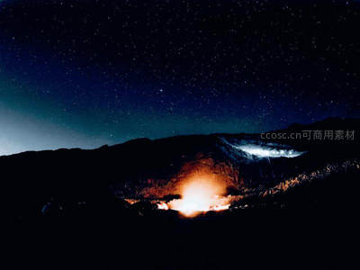 山坳篝火熊熊，星空之下温暖如家