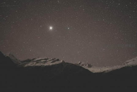 雪峰之上，双星闪耀夜空