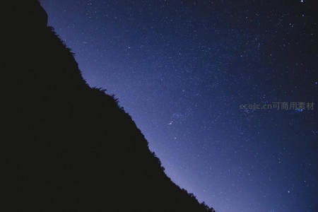 山脊线分割星空，深蓝无垠