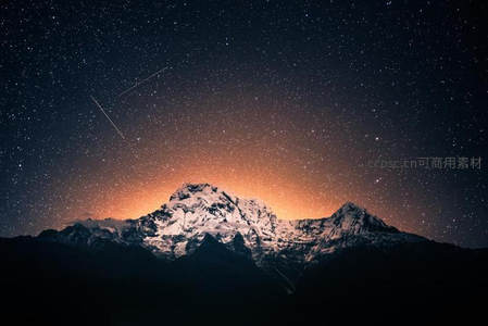 流星掠过雪山，橙辉映照