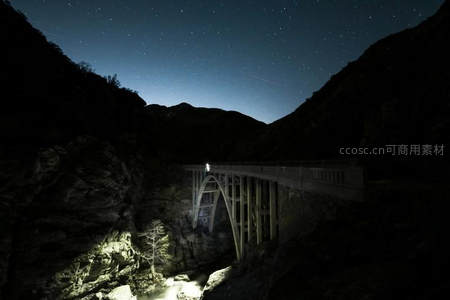 拱桥卧于峡谷，星夜如画