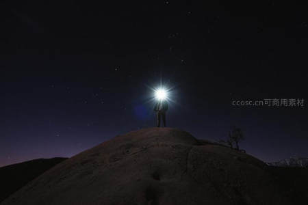 山顶强光耀星海，人影渺小显壮阔