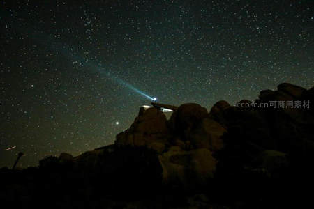 岩顶探灯破夜幕，星光为伴照前路