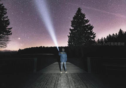 木桥观星挥光柱，林间夜色共徜徉