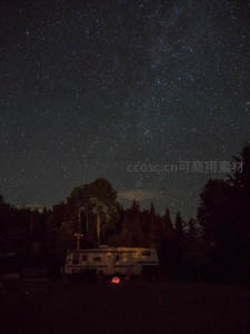 星空下的露营房车与篝火