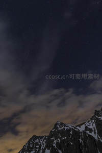 雪山之巅划过的流星