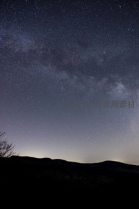 银河横跨夜空，山峦静默如画