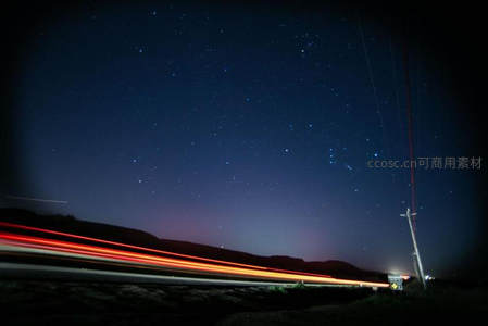 公路车轨流光，星野静谧如画