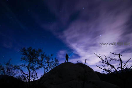 孤影立峰顶，手电划破星夜长空