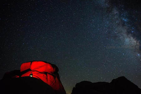 红岩映星河，孤灯点缀夜之诗