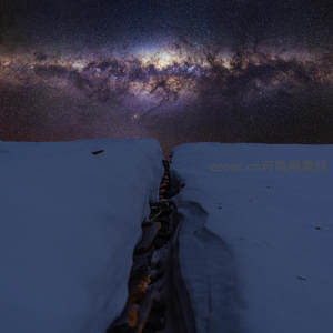 雪径通幽处，银河横跨寂寥夜