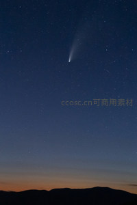 彗星划过夜空，山峦剪影静谧如画