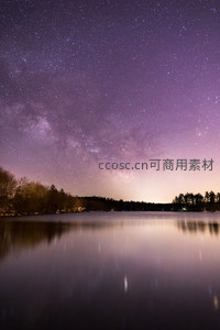 银河倒映湖面，紫色星空梦幻如仙境