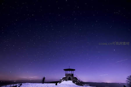 雪地观星台，繁星点点伴流星划过