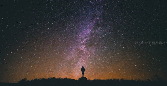 星空下的孤独旅人仰望银河