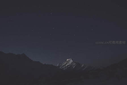 雪山之巅静卧于星夜之下