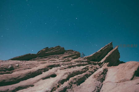 岩石峭壁上仰望无垠星空