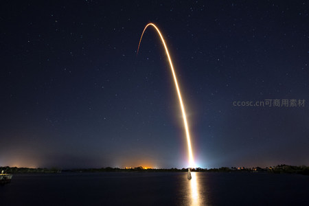 火箭升空划破星夜留下光轨