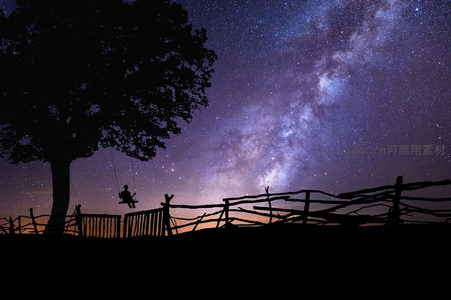 树下秋千摇曳银河璀璨夜空