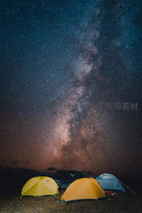 露营帐篷下仰望银河满天星