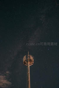 通信塔刺破星河，科技与宇宙对话