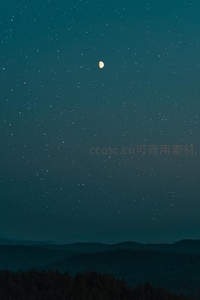 新月高悬星海，山峦沉睡于夜幕